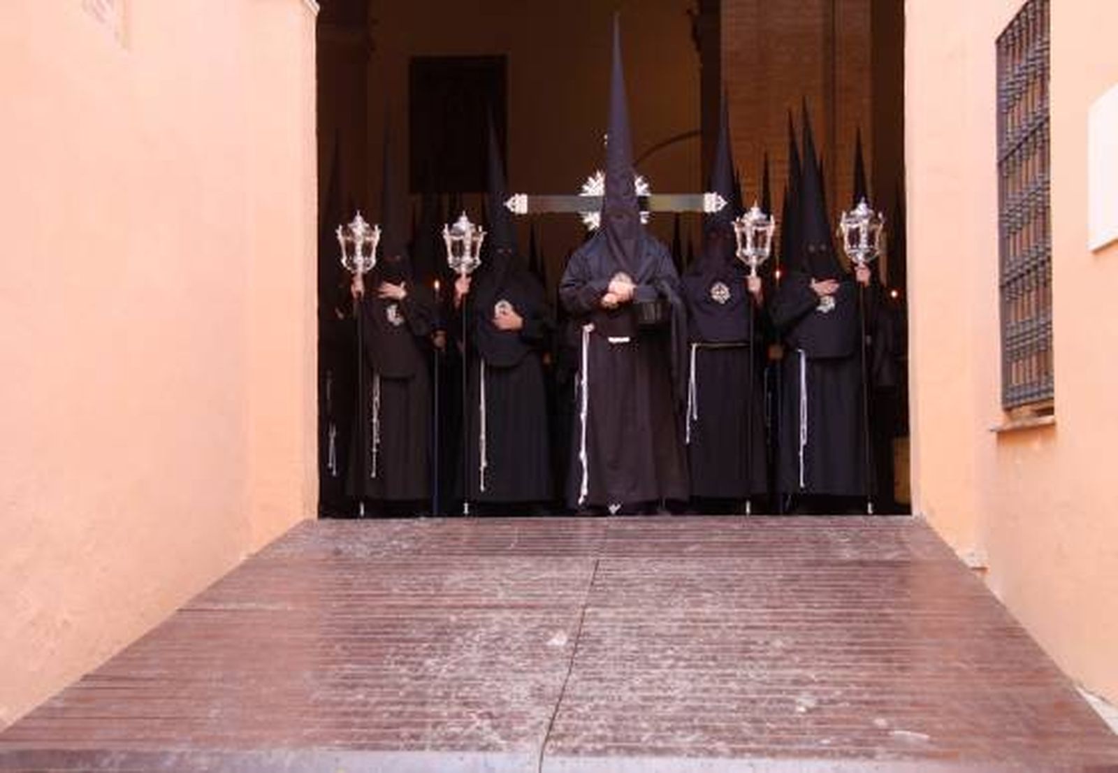 Cruz de guía que anuncia la salida de Santa Marta.  Foto: Victoria Hidalgo