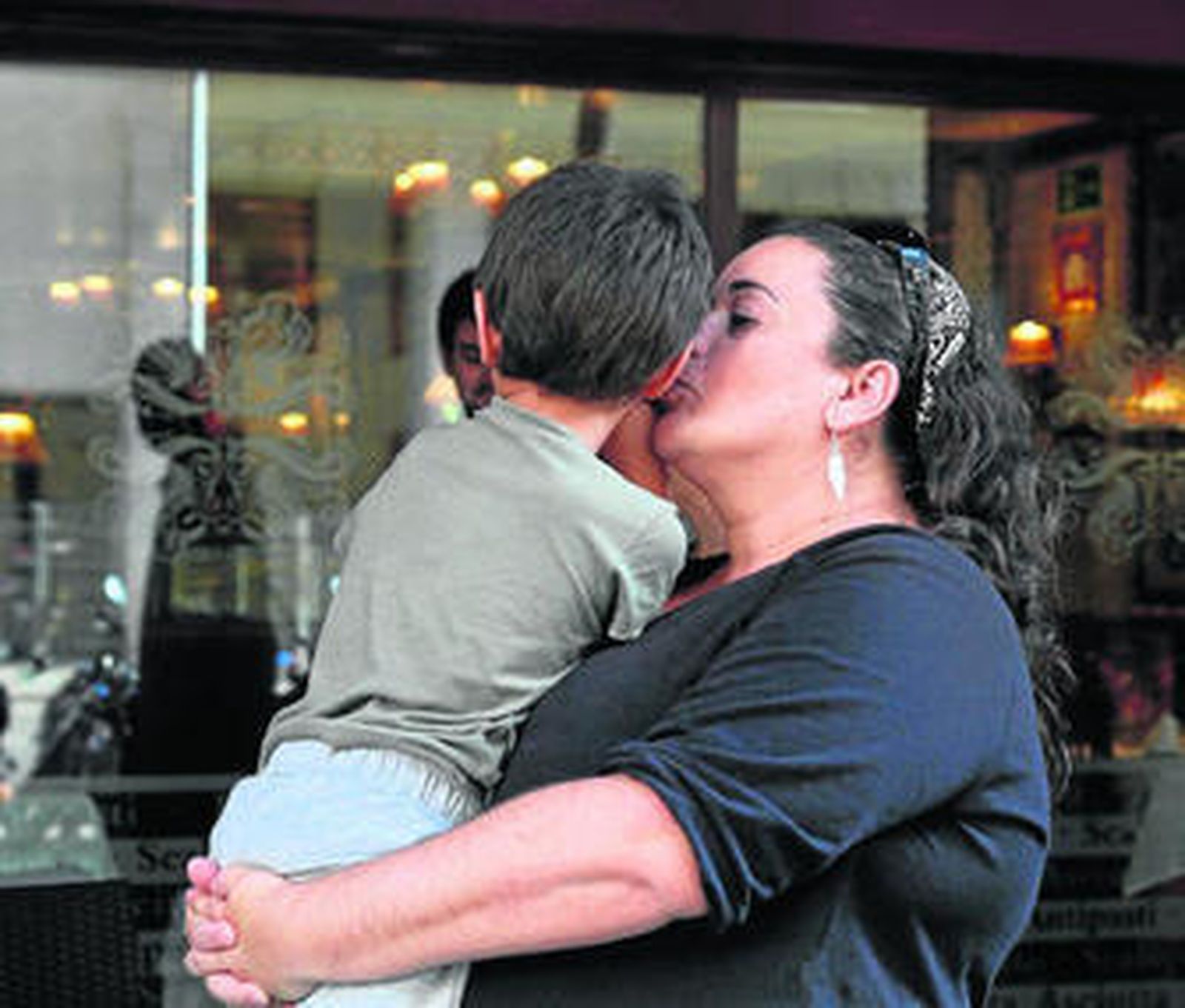 Laura Alvea besa a su hijo de cinco años, que sufre autismo.