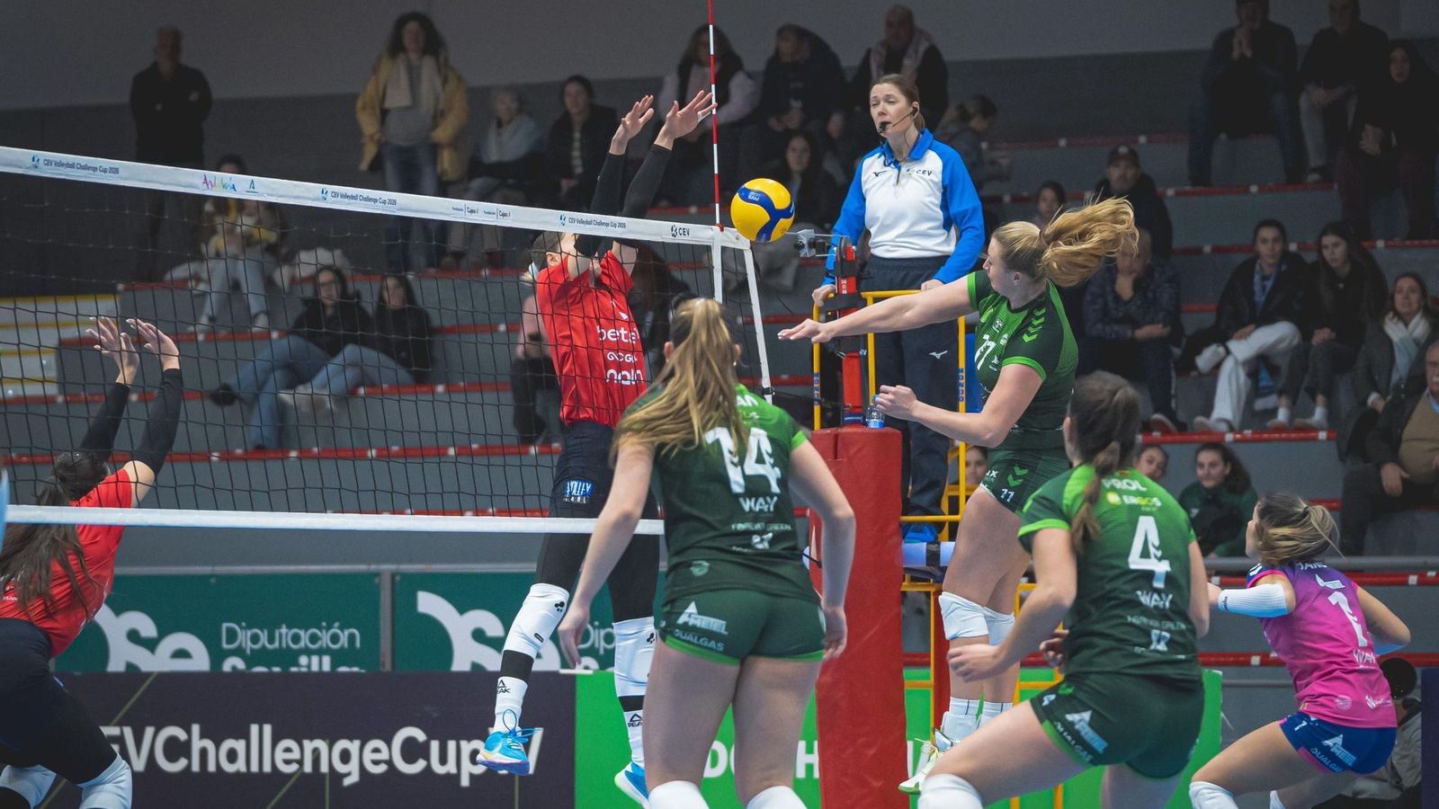 Una rival del Panionios bloquea el remate de una jugadora del Esquimo.