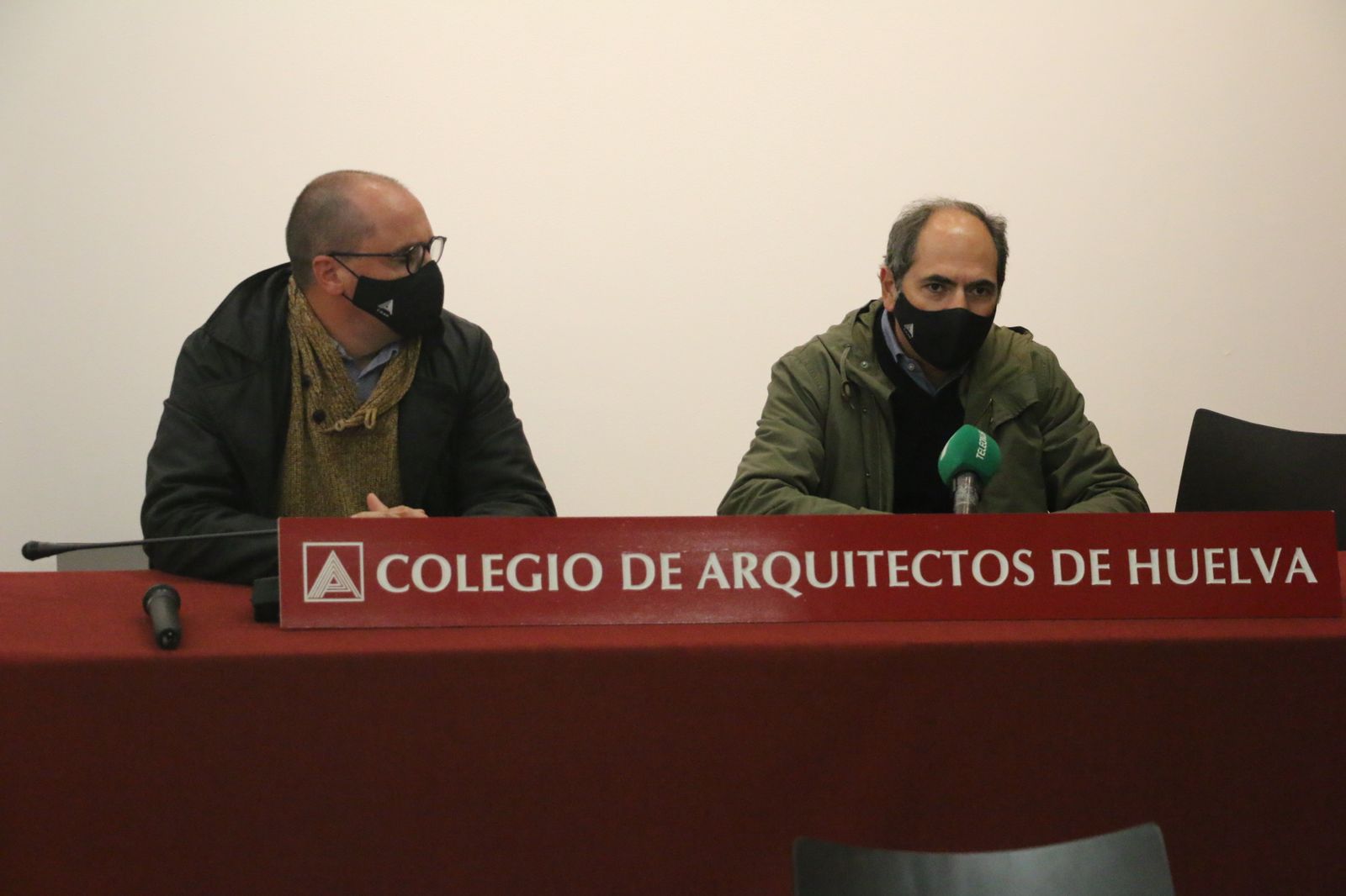 Miguel Ángel Esteve y Pablo Herrera en la sede del Colegio de Arquitectos de Huelva.