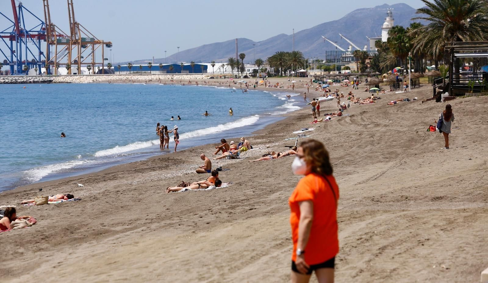 Los bañistas estrenan en las playas la fase 2