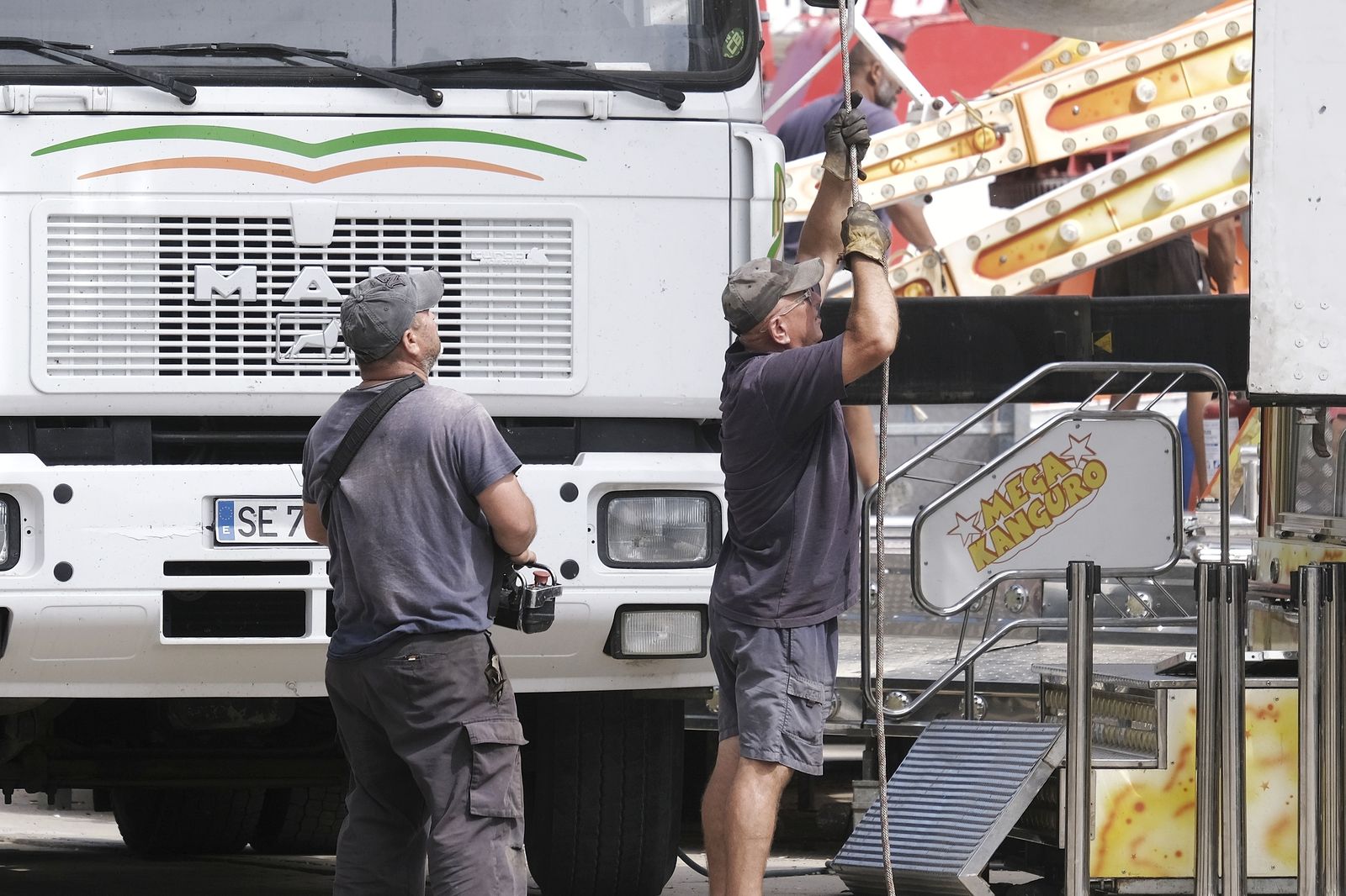 Adiós a la  Feria de Córdoba: El desmontaje de las casetas y las atracciones, en imágenes