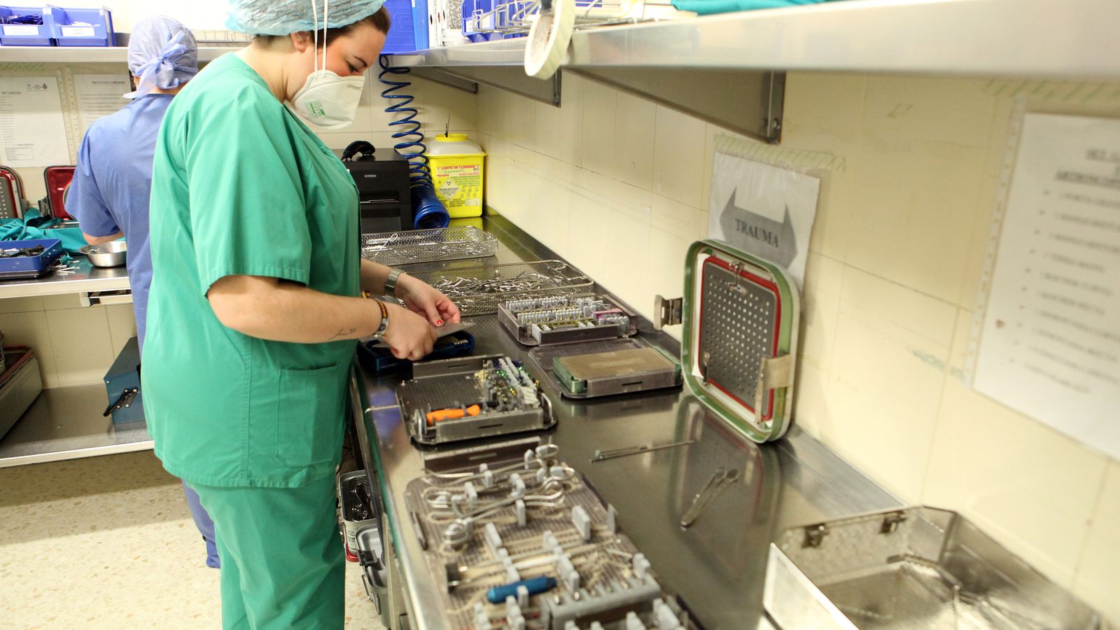 Otra profesional en otro momento del proceso en el hospital.