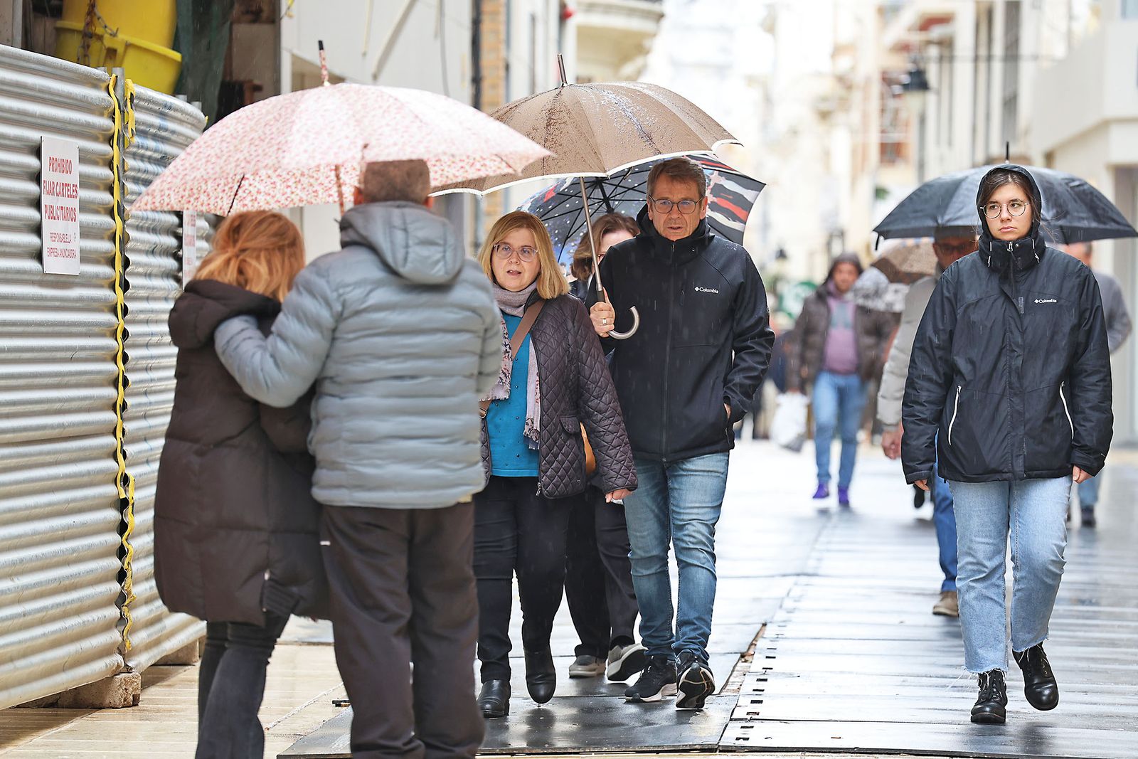 Las calles de la ciudad se inundan de paraguas en la invernal mañana de sábado