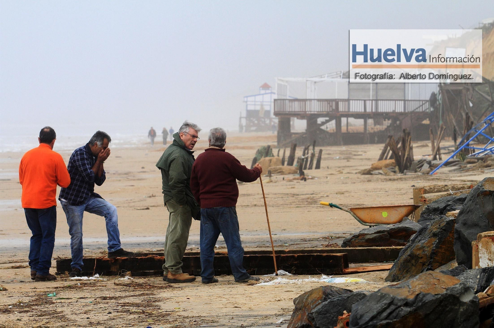 Imágenes del temporal de viento y lluvia en la playa de Matalascañas