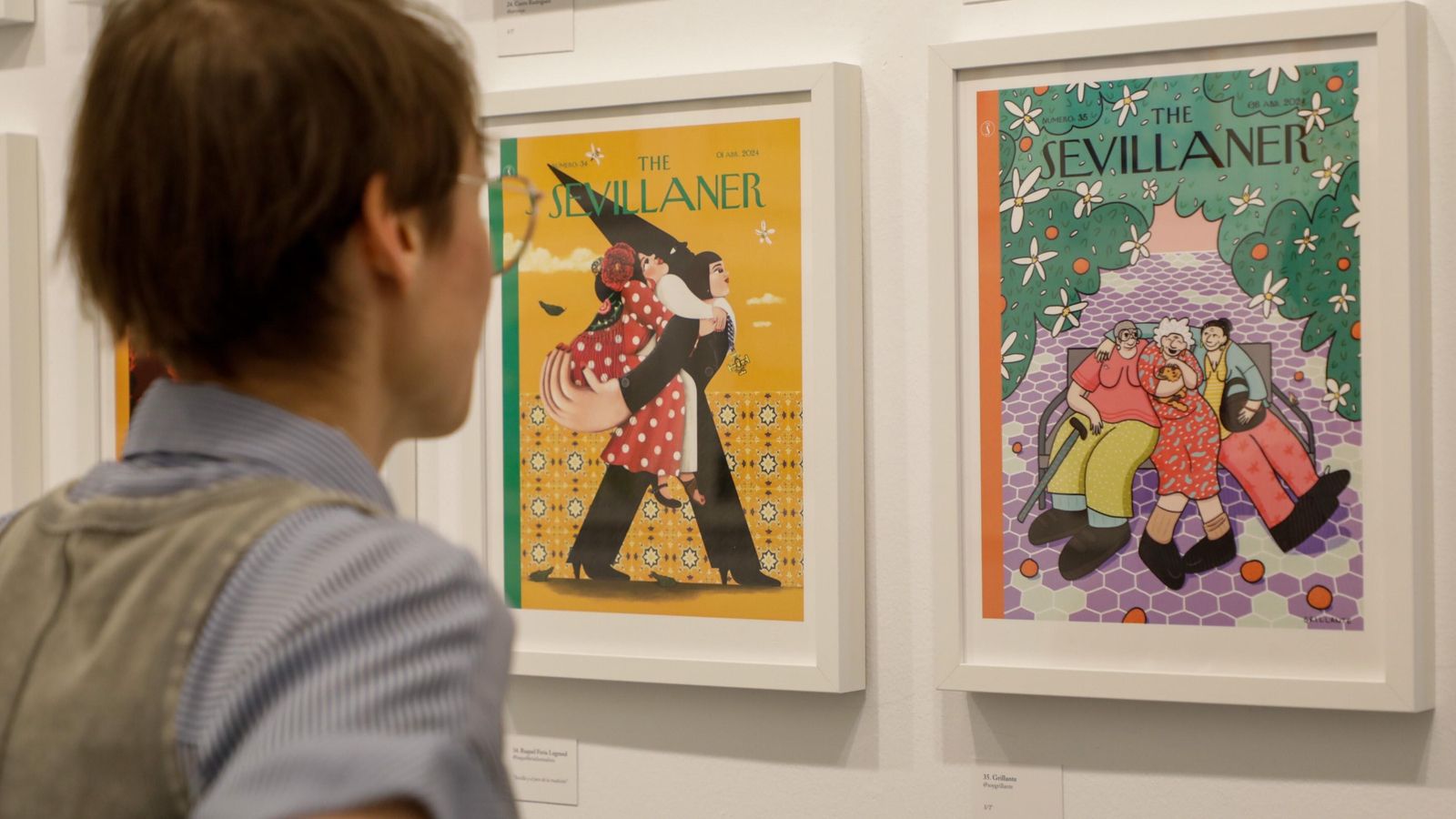 La artista Grillante contempla su portada, la número 35.