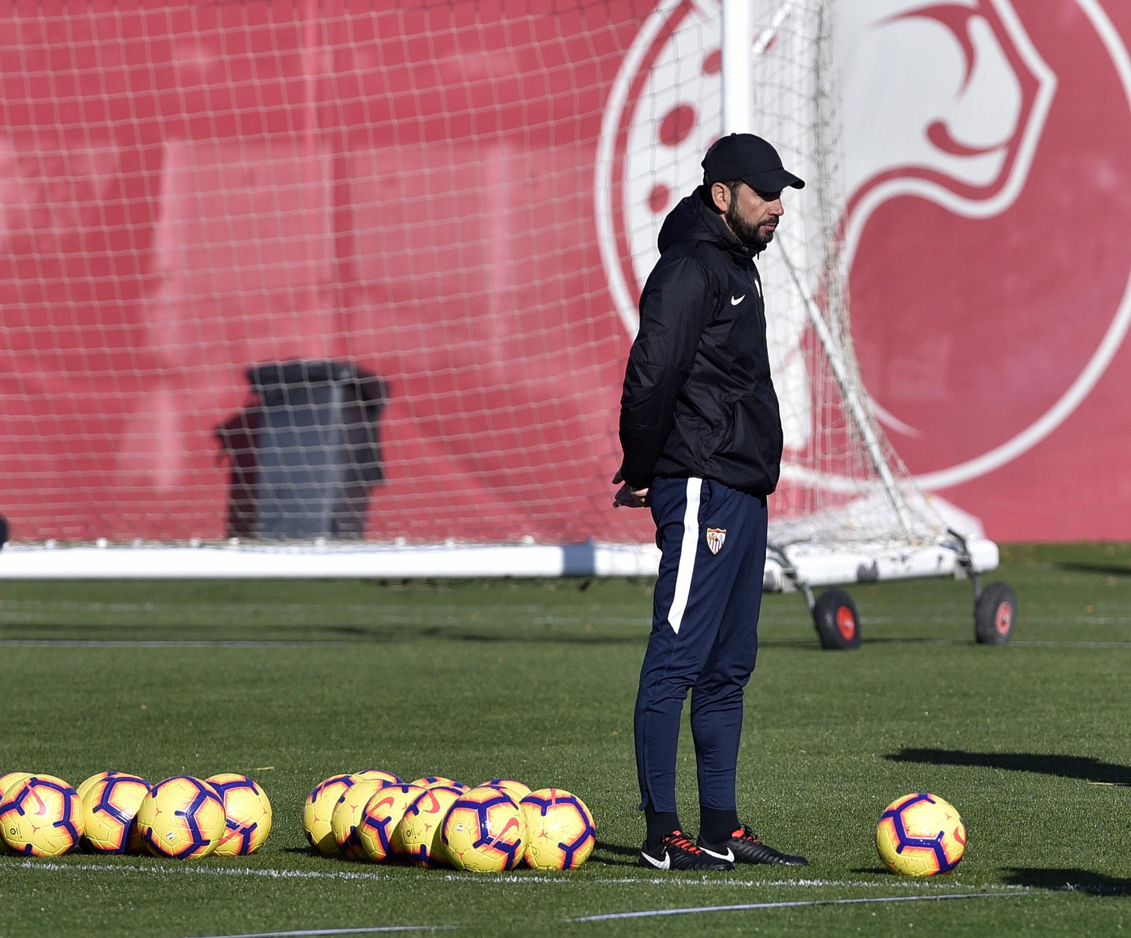 Pablo Machín, entrenador del Sevilla, espera refuerzos en el mercado de enero.
