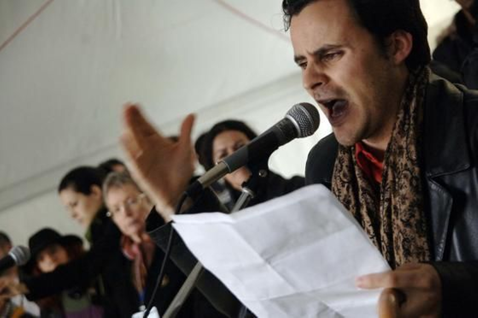 El cantaor Juan Pinilla durante la lectura del manifiesto

Foto: Patri Díez