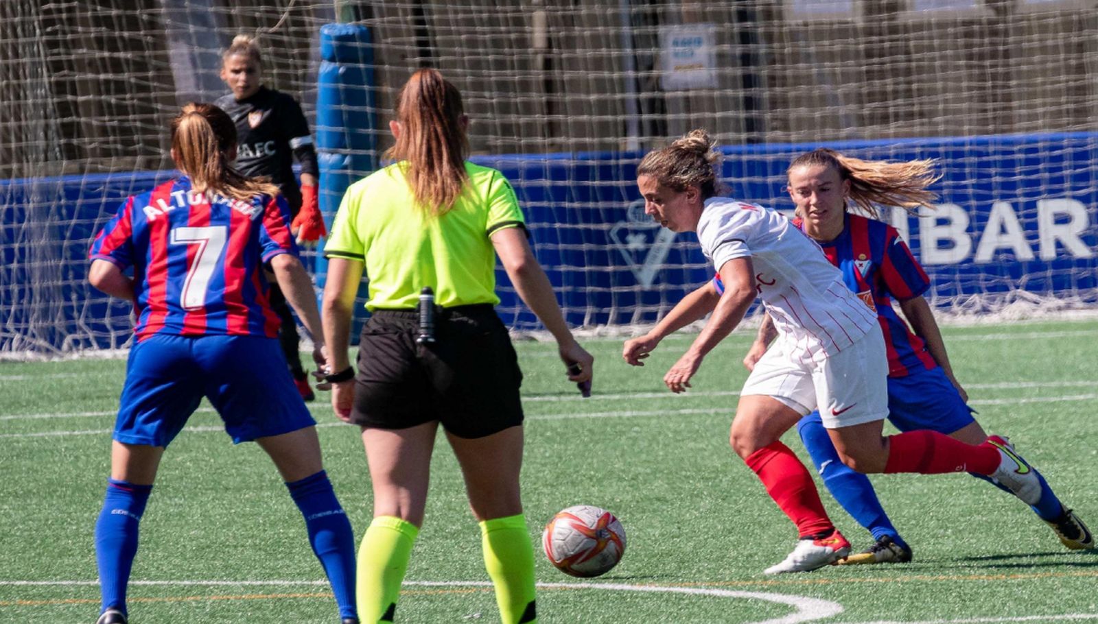 La sevillista Nagore Calderón avanza con el balón.