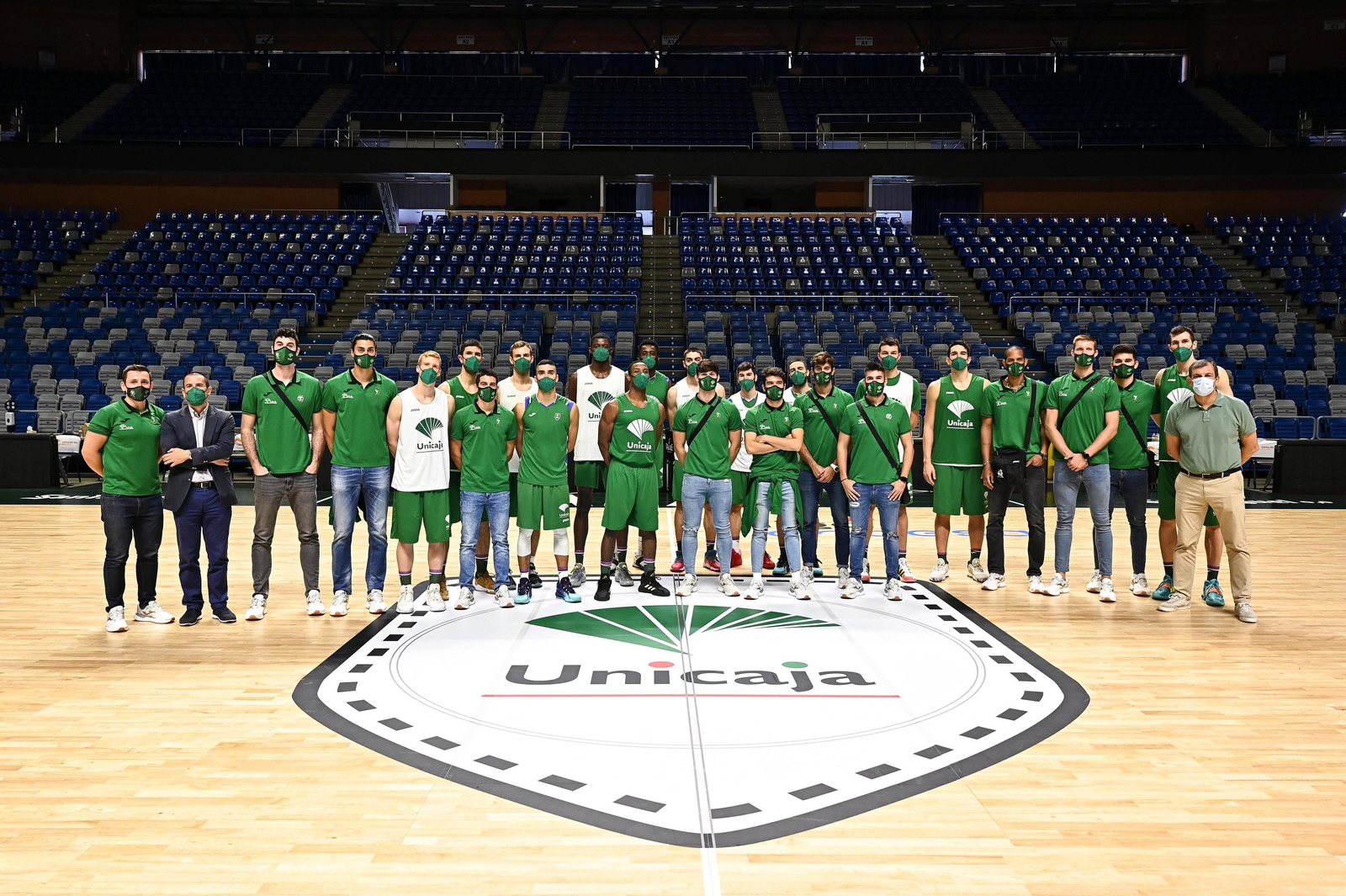 La foto del encuentro en el Carpena entre los dos equipos.