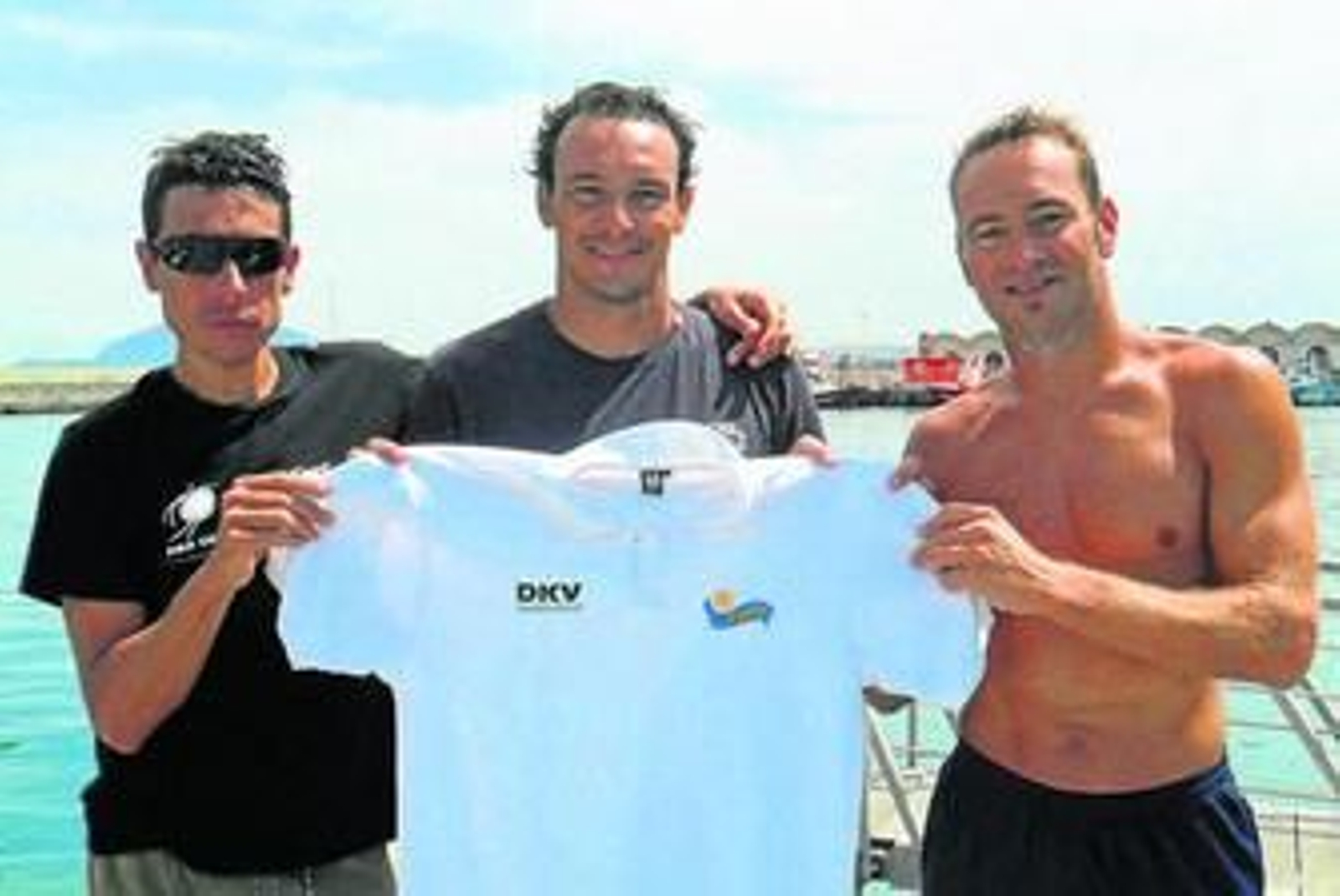 Iván Franco, Rubén Gutiérrez y Gonzalo Orozco, felices tras conseguir cruzar el Estrecho. Iván Franco, Rubén Gutiérrez y Gonzalo Orozco, felices tras conseguir cruzar el Estrecho.