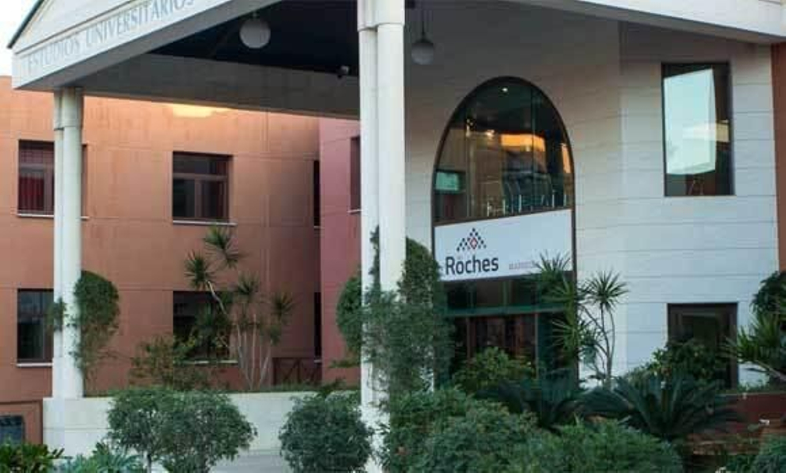La escuela de dirección hotelera Les Roches Marbella. La escuela de dirección hotelera Les Roches Marbella.