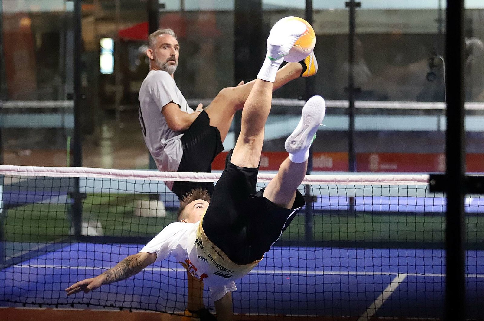 Juan Alberto Ramón trata de blocar un sensacional remate acrobático de Aitor Vives