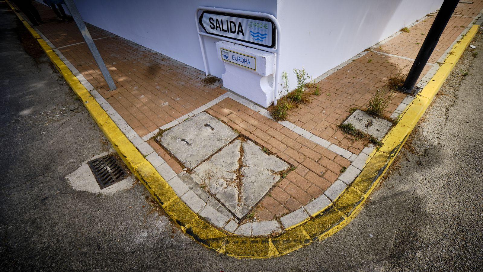 Pavimento en mal estado, susceptible de provocar tropiezos, caidas y accidentes.