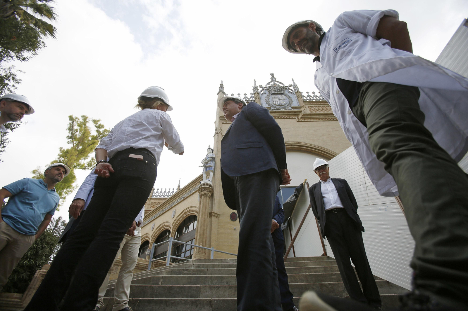 El alcalde, Juan Espadas, durante la visita al Pabellón Real.