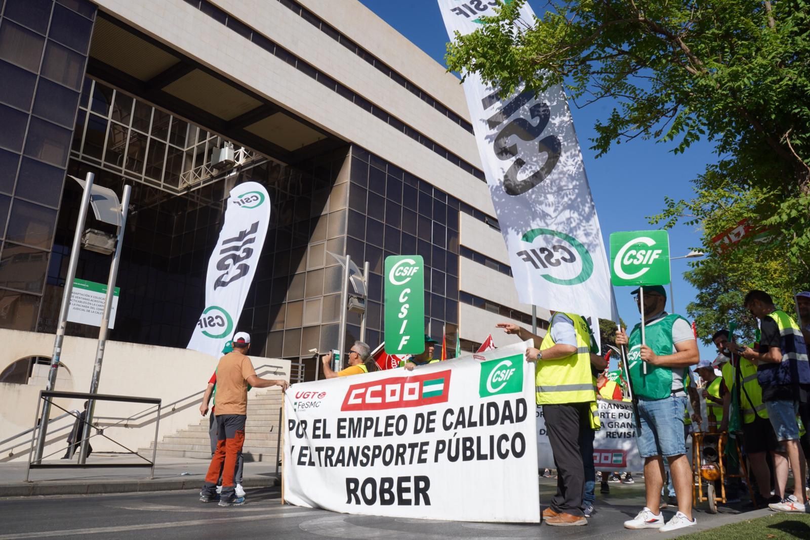 Fotos: así transcurre la manifestación y la huelga de autobuses urbanos de Granada
