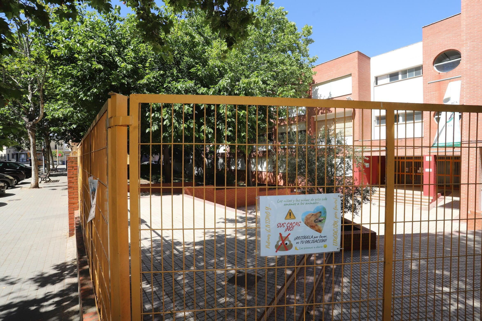 Uno de los carteles en la valla del colegio Federico García Lorca.