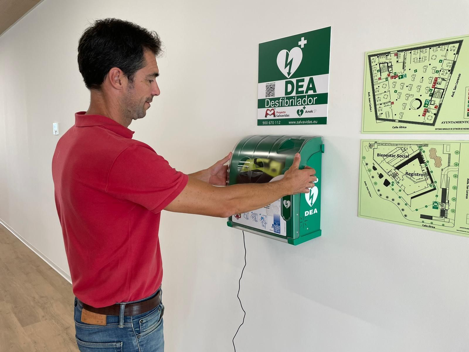 Un operario instalando un desfibrilador.