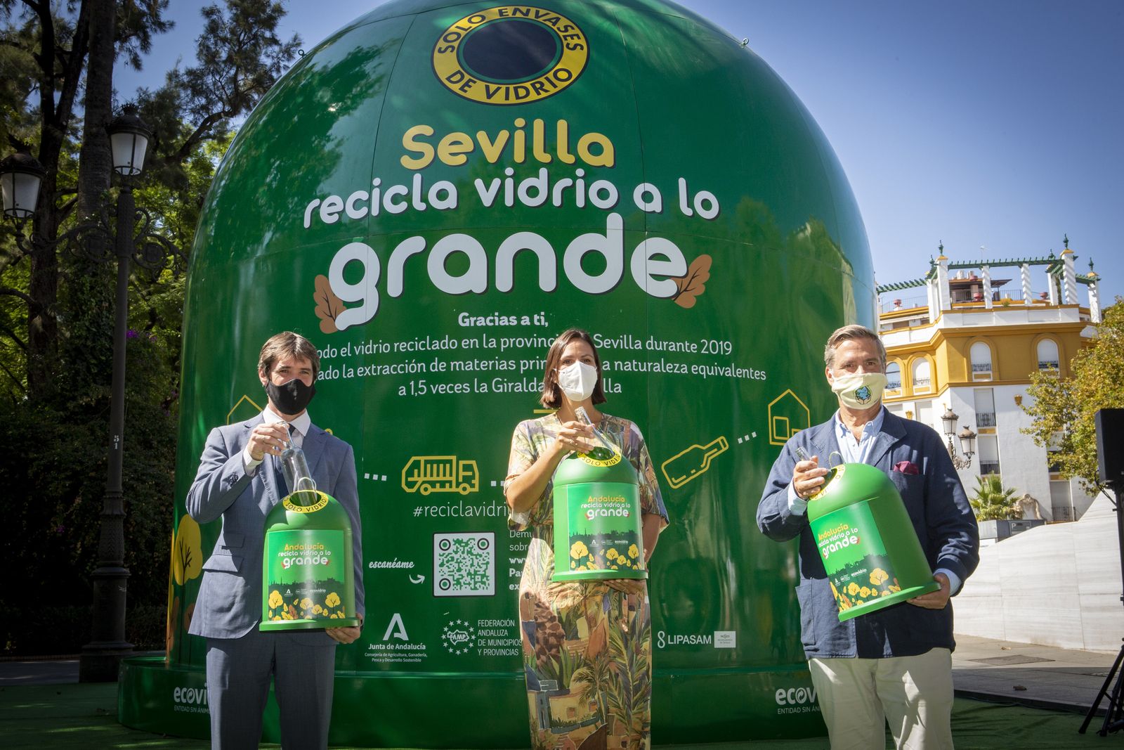 El contenedor de reciclaje de vidrio de más de 8 metros de altura instalado en el Paseo de Cristina.