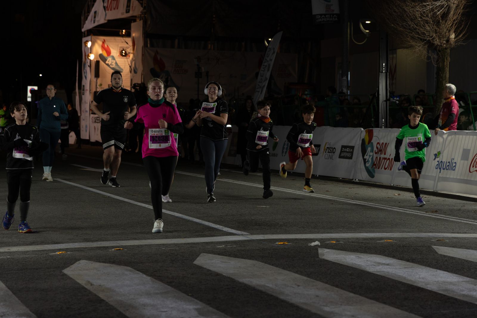 En imágenes: 2.000 atletas brillan con luz propia en la infantil de la Carrera de San Antón 2026