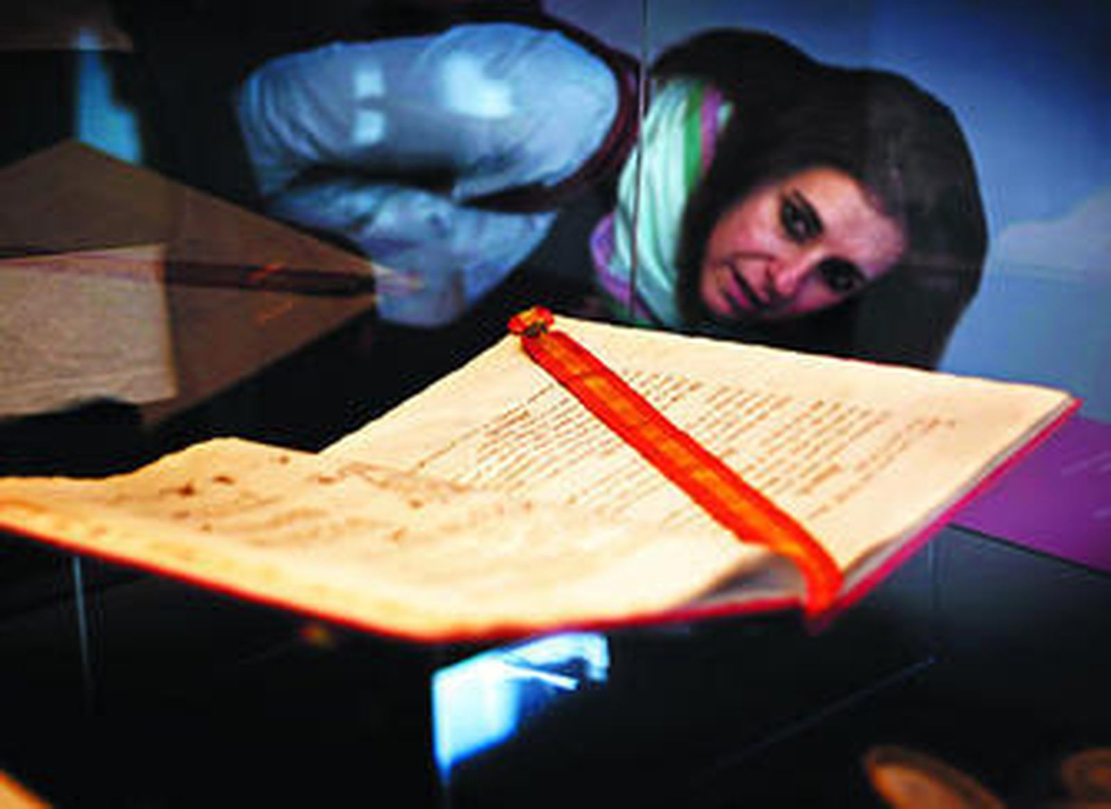 El ejemplar manuscrito de la Pepa centró las miradas en el primer día de apertura de la exposición de la Casa Pinillos.