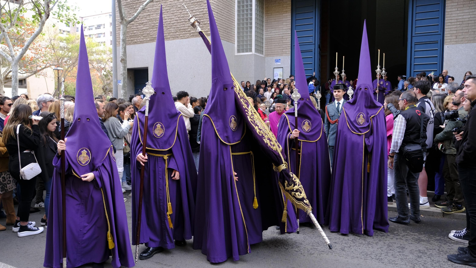 Pasión vuelve a su Iglesia de Santa Teresa azotada por la lluvia