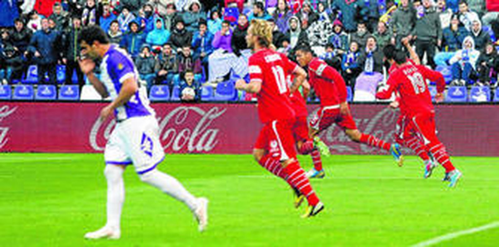 Los futbolistas del Sevilla corren hacia su campo después de transformar Negredo el penalti del 1-1.
