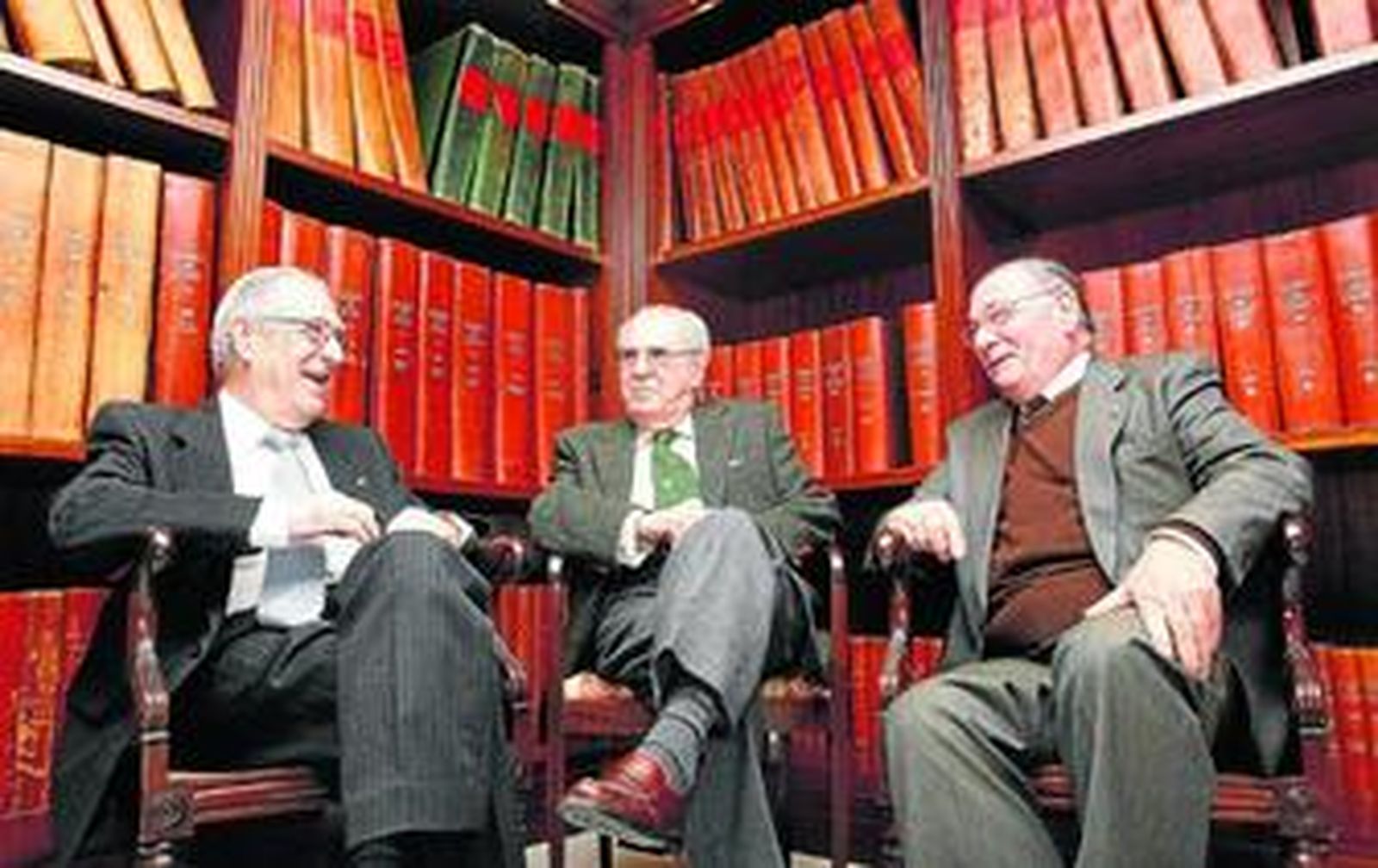 Los tres homenajeados conversan en la hemeroteca de Diario de Cádiz en la tarde del pasado miércoles