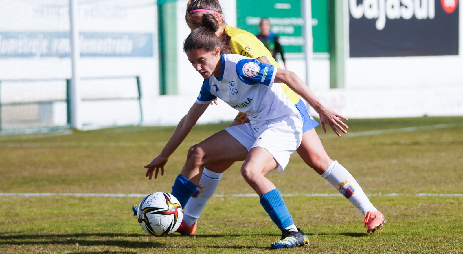 Nora de Torres es presionada por una rival.