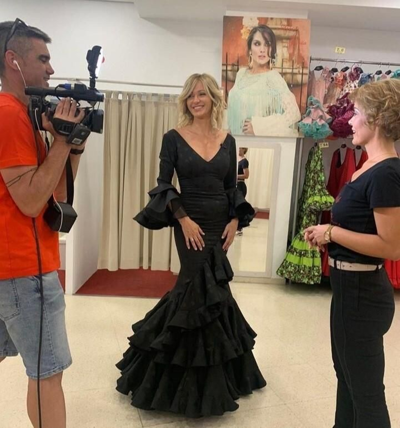 Susanna Griso, vestida por Aires de Sevilla, en la prueba. Hoy ha emitido 'Espejo público' desde Sevilla