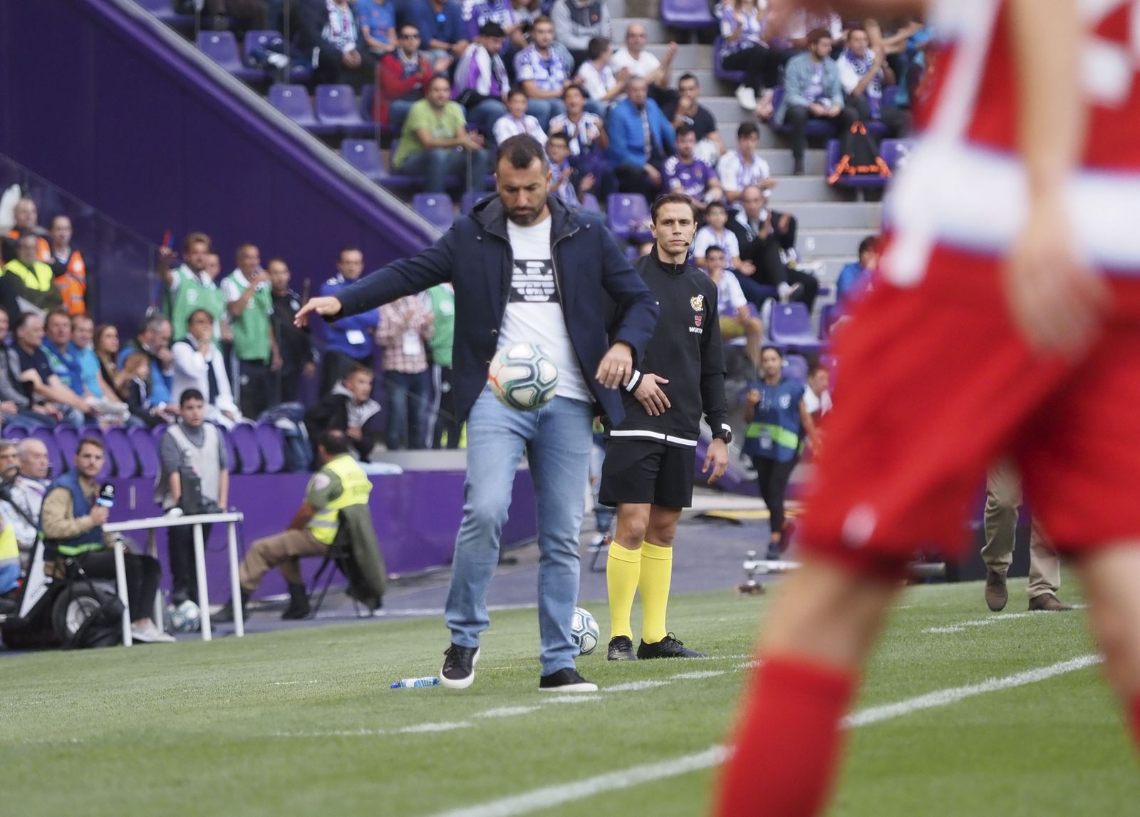 Diego Martínez toca el cuero en la cita ante el Real Valladolid.