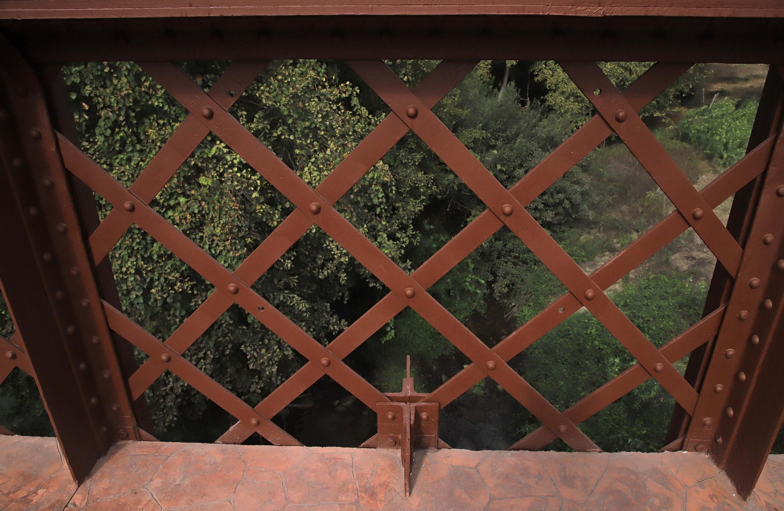 Fotos de la visita del Puente de Hierro del río Palmones tras la finalización de las obras de rehabilitación realizadas por la Junta de Andalucía en Los Barrios