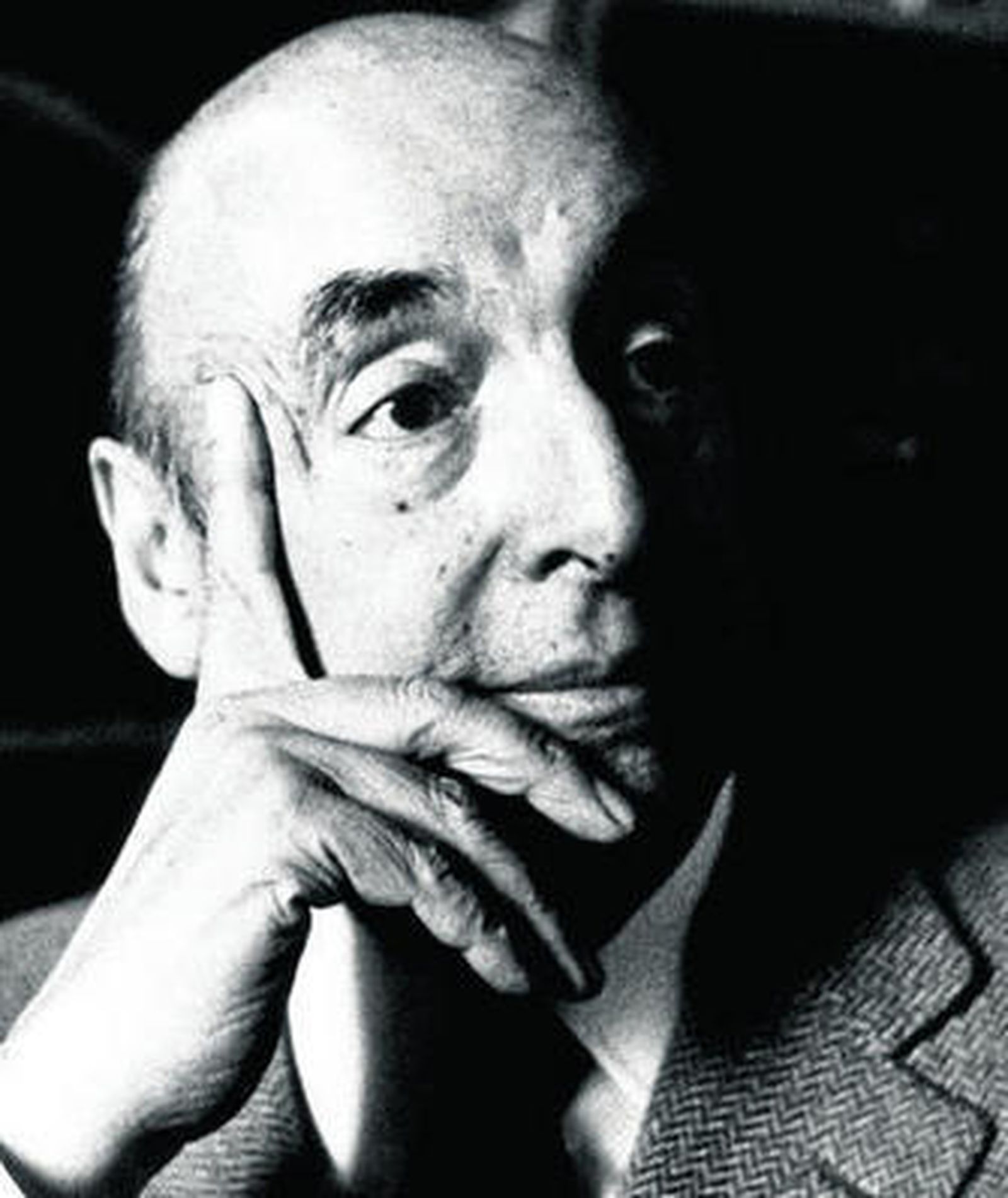 El escritor Pablo Neruda y uno de los manuscritos.