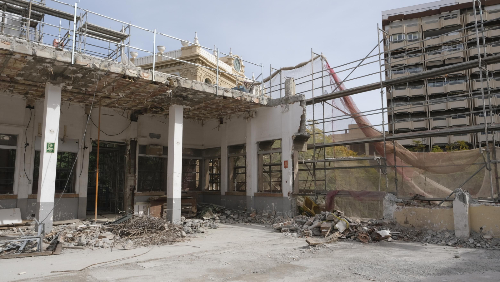 Las mejores imágenes del derribo de la oficina central de Correos en Almería