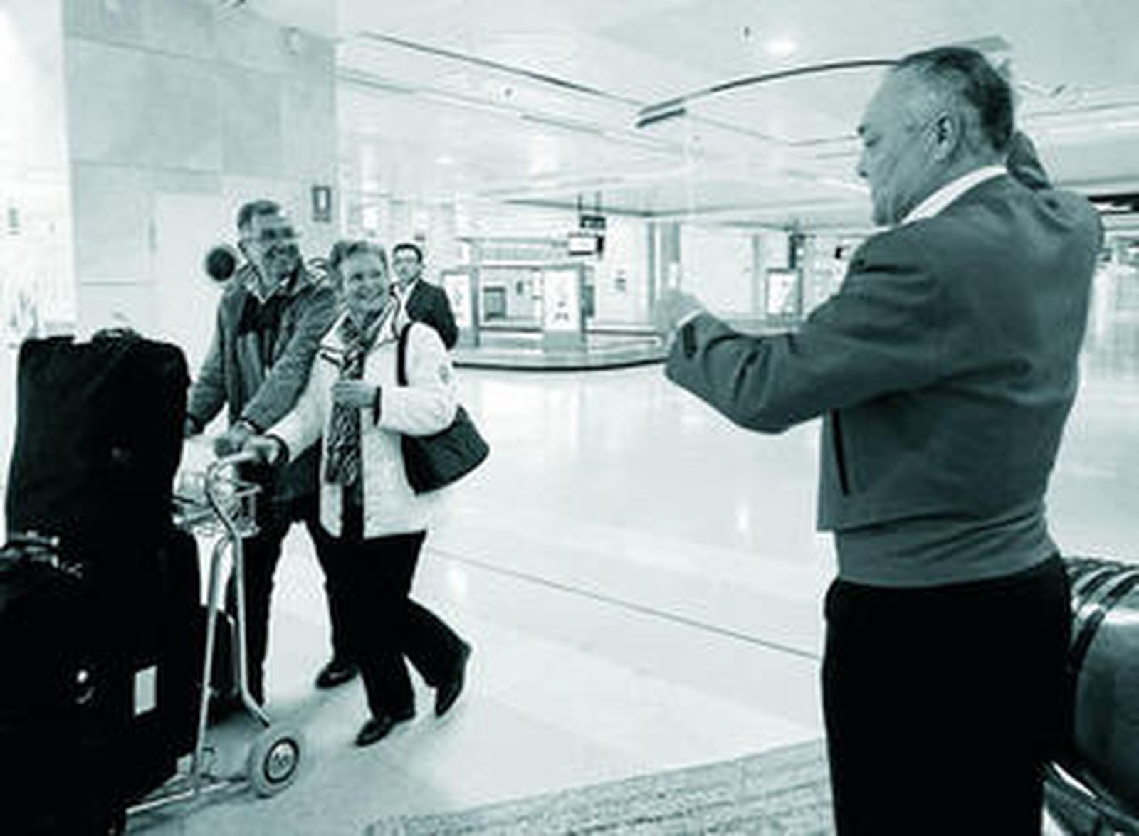 Un venenciador de González Byass da la bienvenida a unos turistas en la terminal del aeropuerto en una imagen retrospectiva.