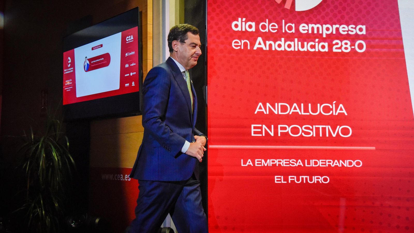 Juanma Moreno, presidente de la Junta de Andalucía, sube al atril. Juanma Moreno, presidente de la Junta de Andalucía, sube al atril.