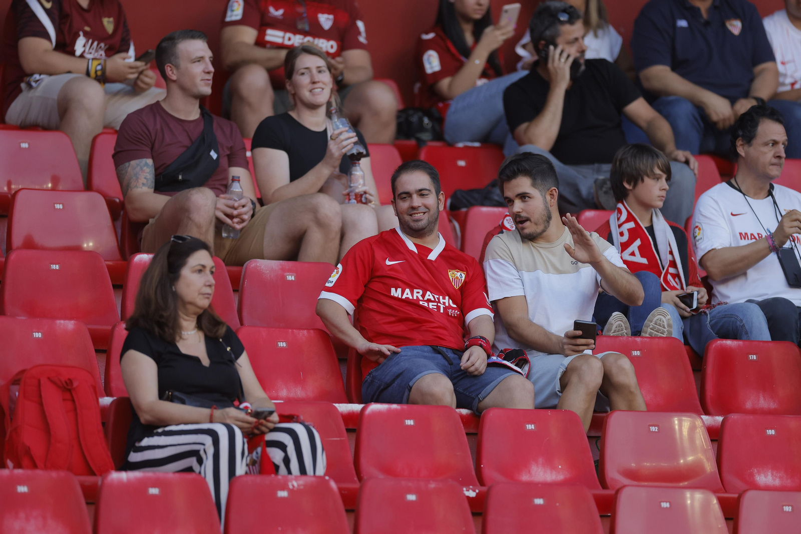 Búscate en las fotos del Sevilla-Girona