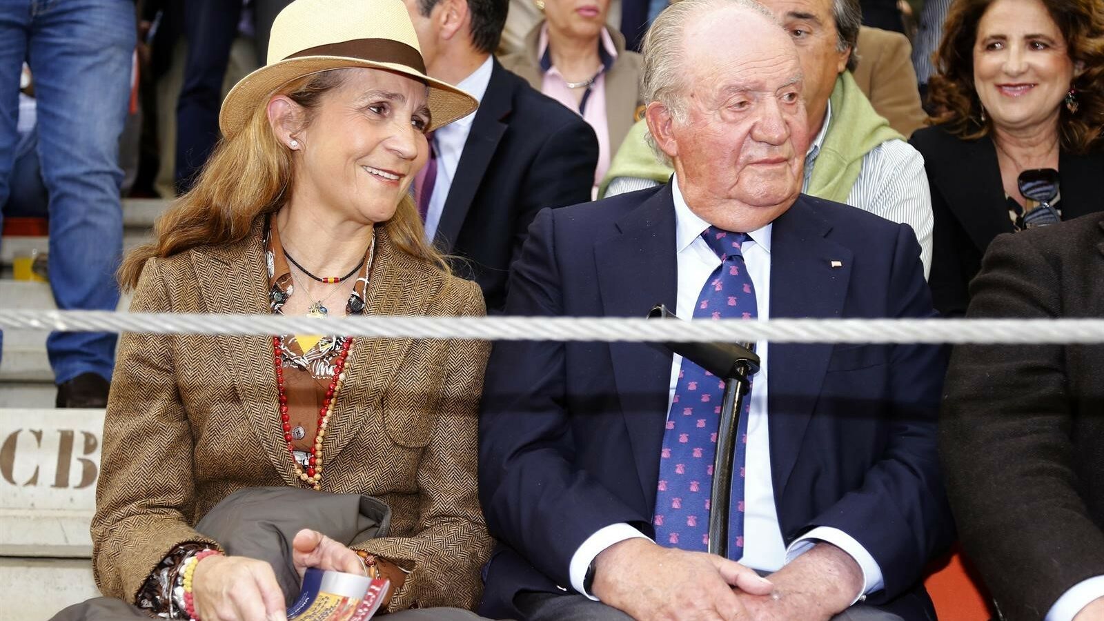 La infanta Elena con su padre, el Rey Emérito, en una corrida de toros, a los que ambos son aficionados.