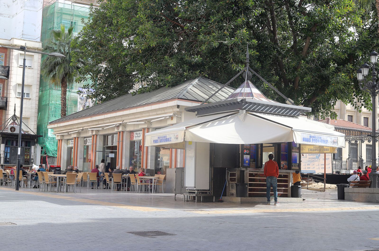 Imágenes del ambiente en la mañana de carnaval en Huelva