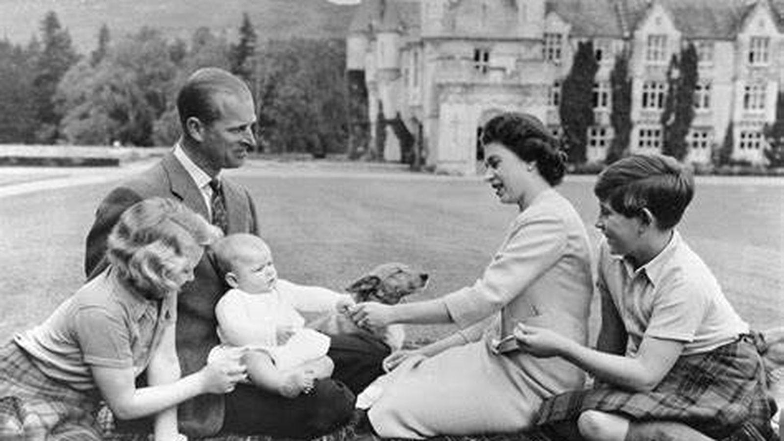 Isabel II y el duque de Edimburgo con sus hijos Carlos, Ana y Andrés de bebé.