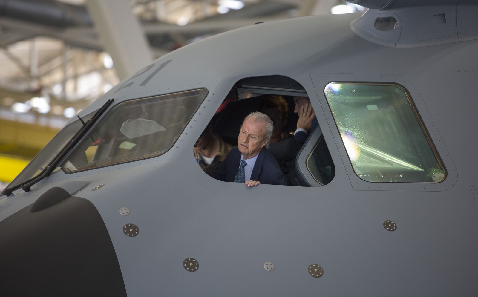 Pedro Morenés, en la imagen en Sevilla cuando era ministro, está a los mandos de Amper.