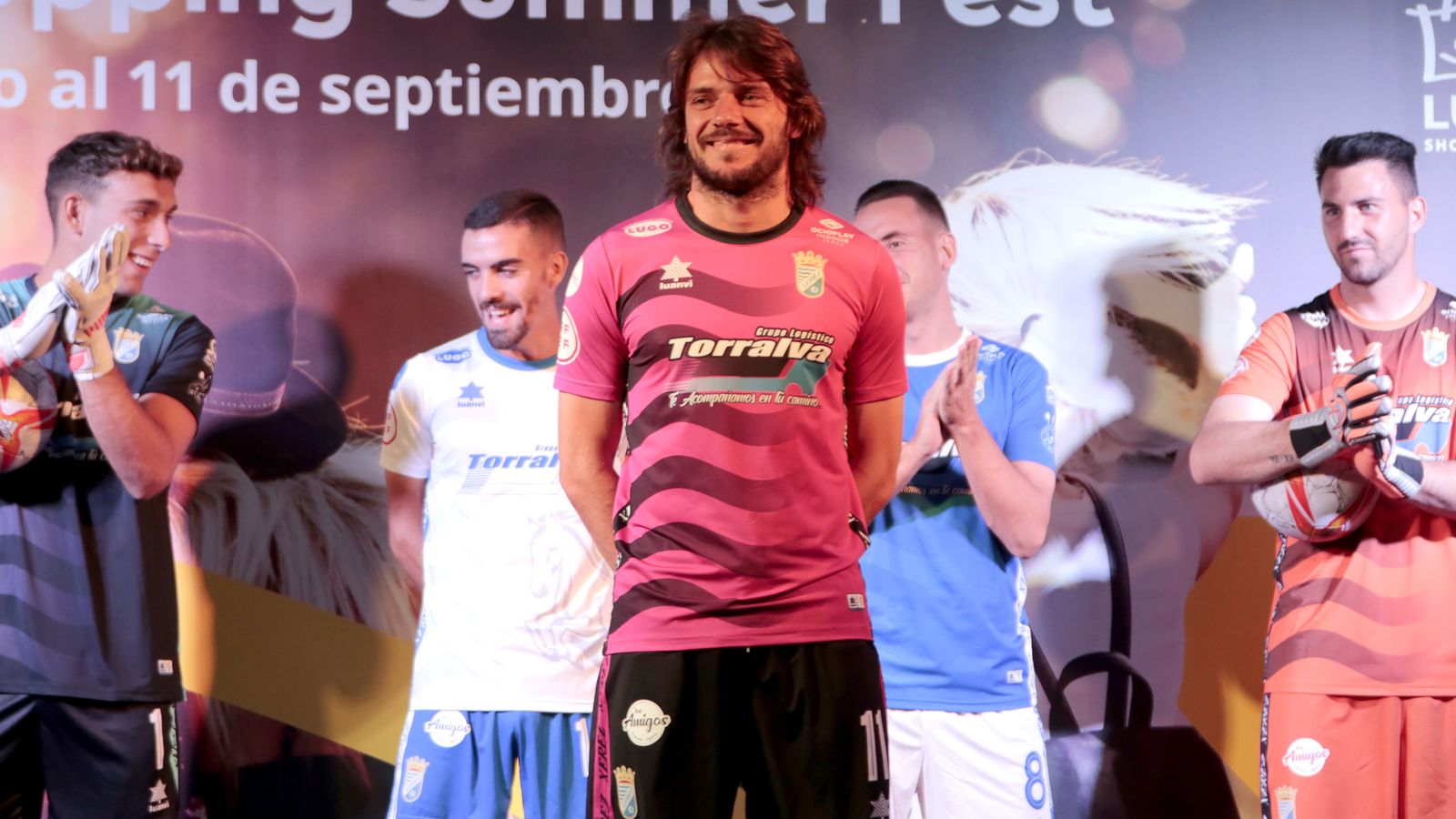 Imágenes de la presentación de las nuevas camisetas del Xerez CD en Luz Shopping