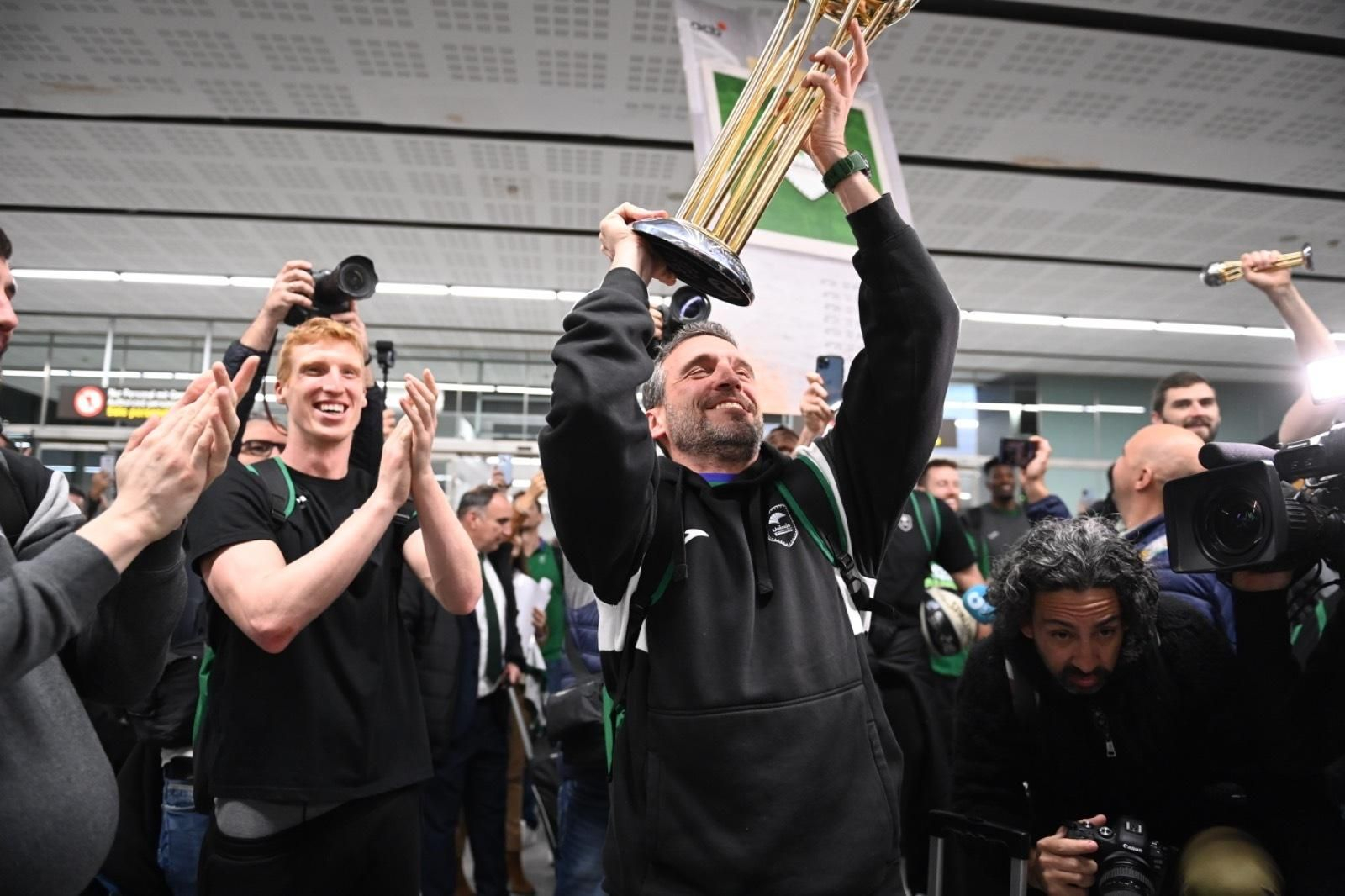 Júbilo en la llegada del Unicaja al aeropuerto
