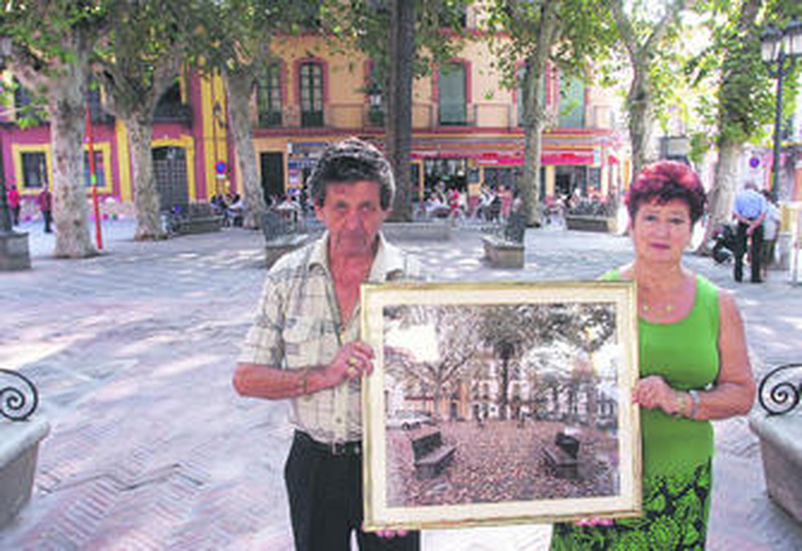 Pedro Hidalgo y María del Carmen Trujillo, mujer del dueño del Sardinero, con la foto de Atín Aya.