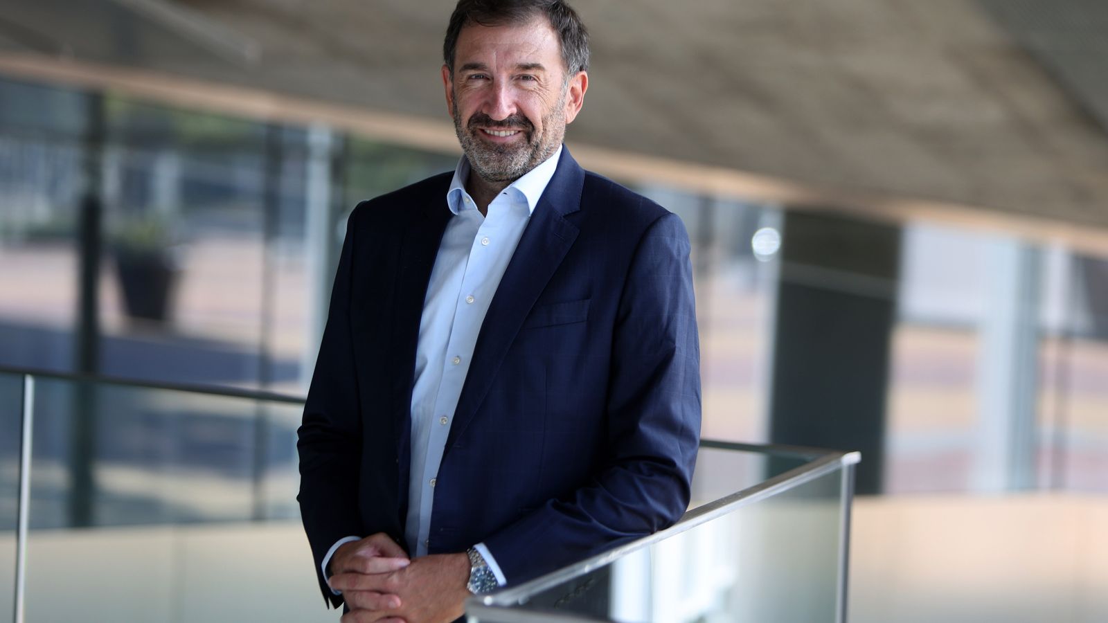 El director general de ANFAC posa para la entrevista.