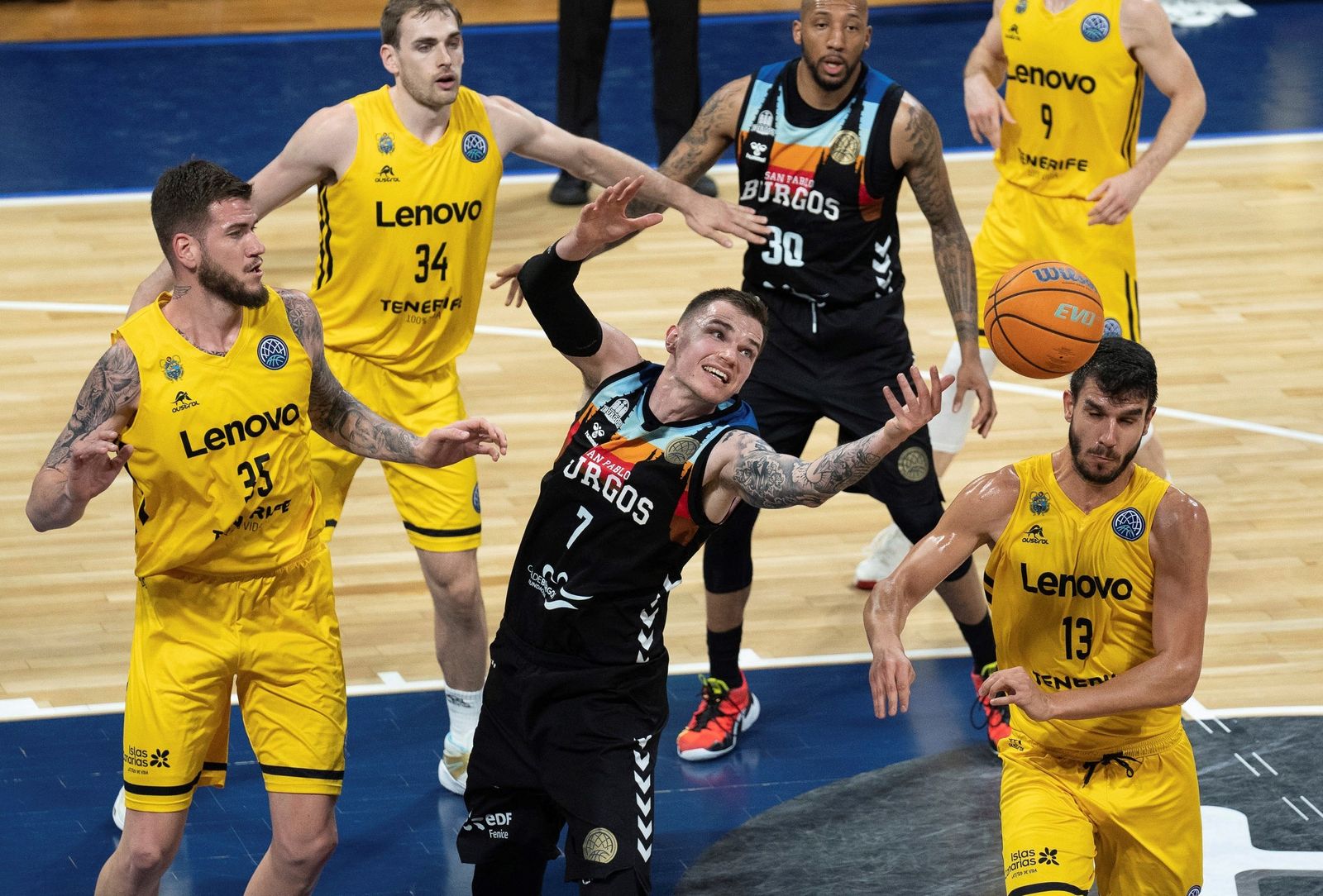 El bielorruso Max Salash (centro) tuvo el mismo problema al ser retenido en Rusia