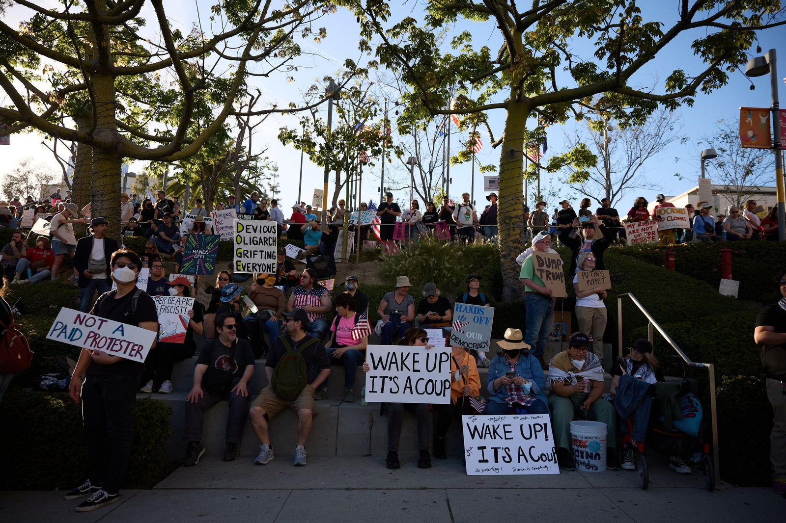 Miles de manifestantes contra Trump y Musk en EEUU: "¡Quita tus manos!"
