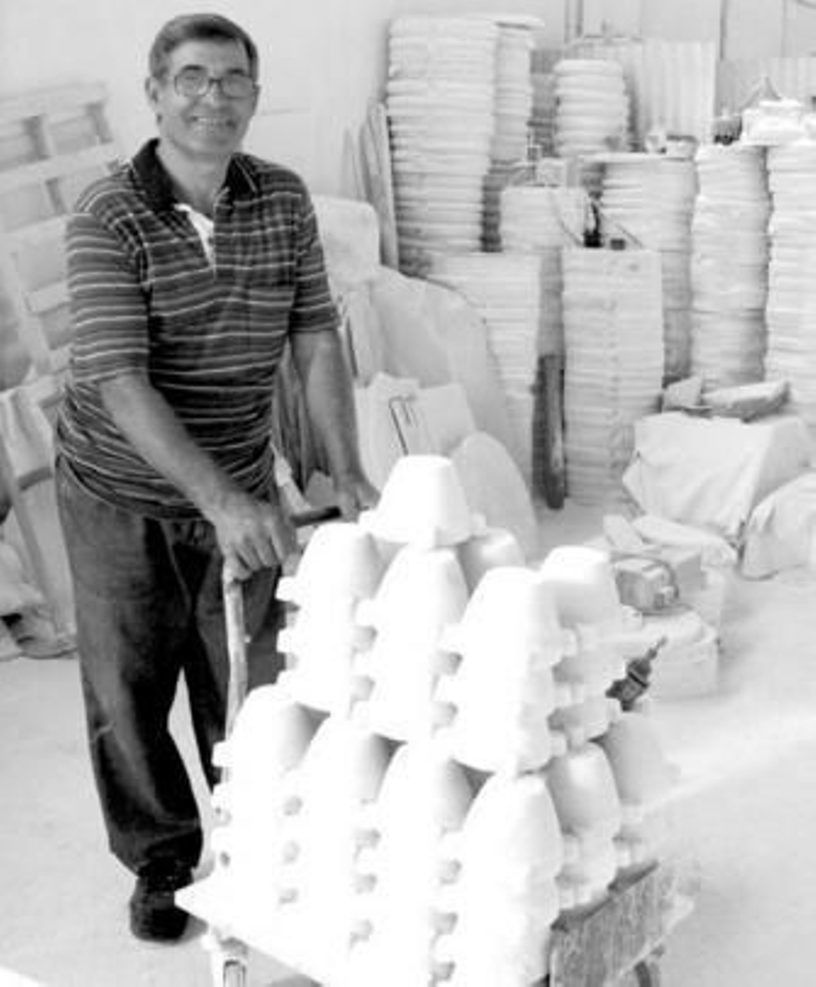 Andrés Muro posa junto a un buen número de los morteros de mármol que fabrica.