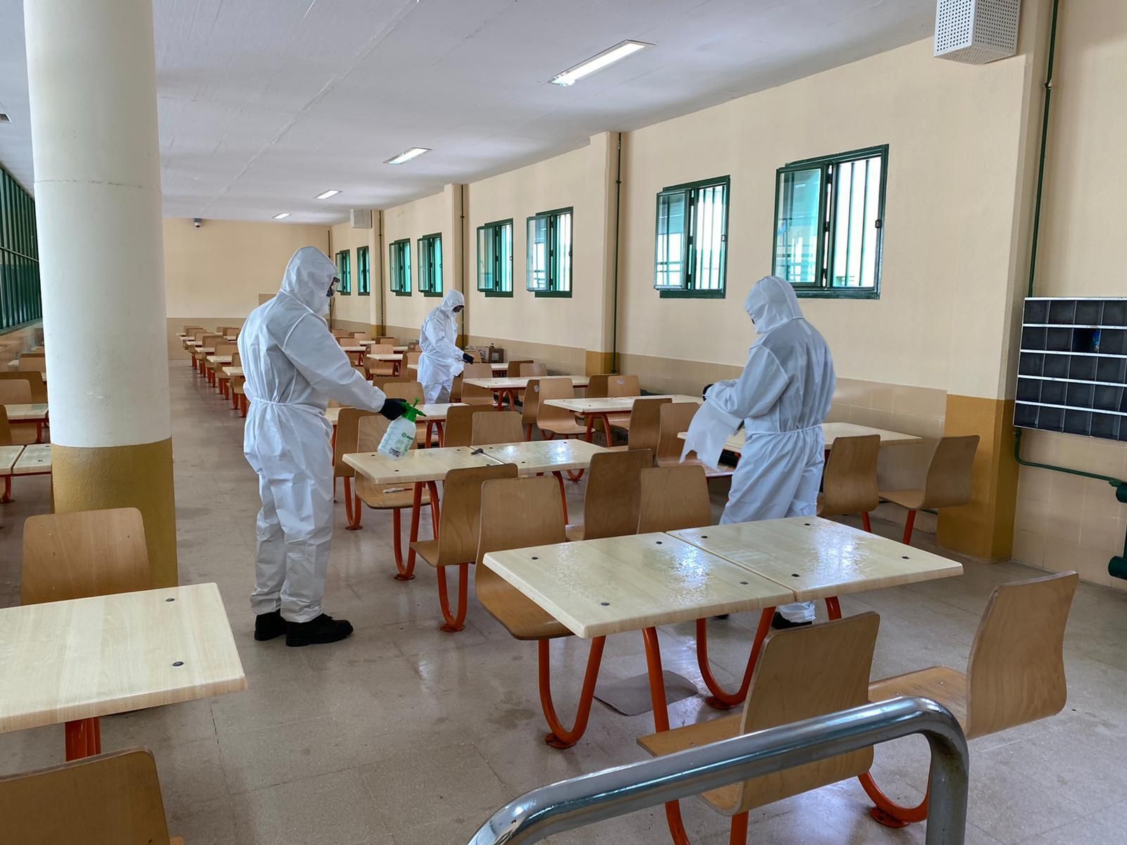 Militares de la UME limpian los comedores de la prisión de Sevilla-II