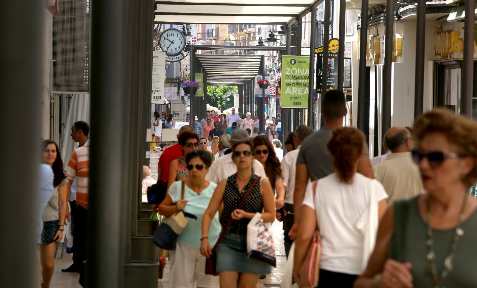 Gente caminando por la calle Concepción de la capital onubense.